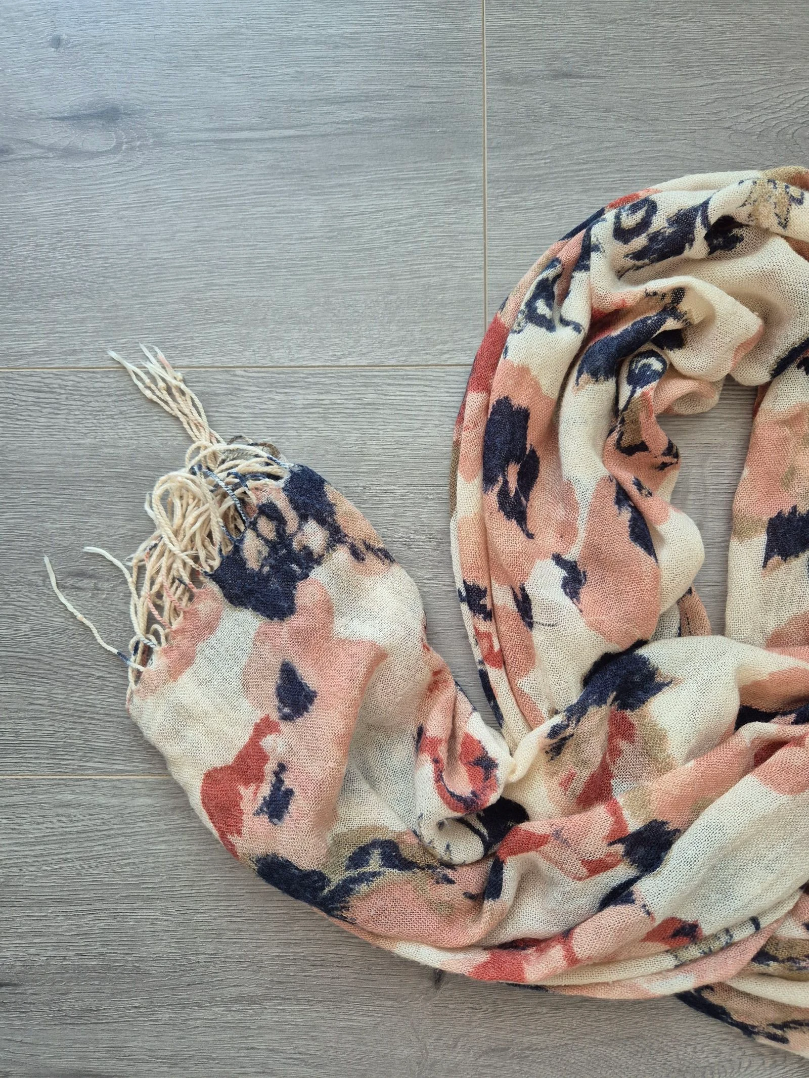 Zachte Bloemen Sjaal / Omslagdoek met Kwastjes (Perzik, Blauw, Beige) – photo 2